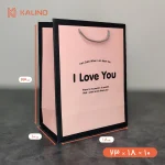 ساک دستی صورتی با حاشیه مشکلی طرح I love you در سایز 10 * 18 * 23