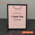 ساک دستی صورتی با حاشیه مشکلی طرح I love you در سایز 10 * 18 * 23