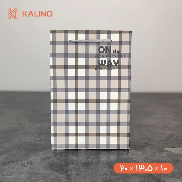 ساک دستی رنگی طرح شطرنجی On The Way در سایز 20 * 13.5 * 10