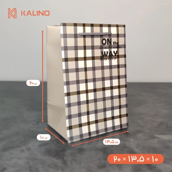 ساک دستی رنگی طرح شطرنجی On The Way در سایز 20 * 13.5 * 10