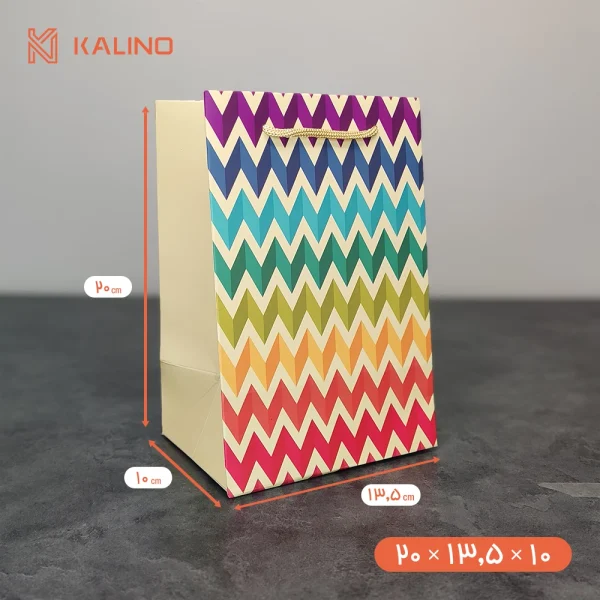 ساک دستی رنگی طرح زیگ زاگی در سایز 20 * 13.5 * 10